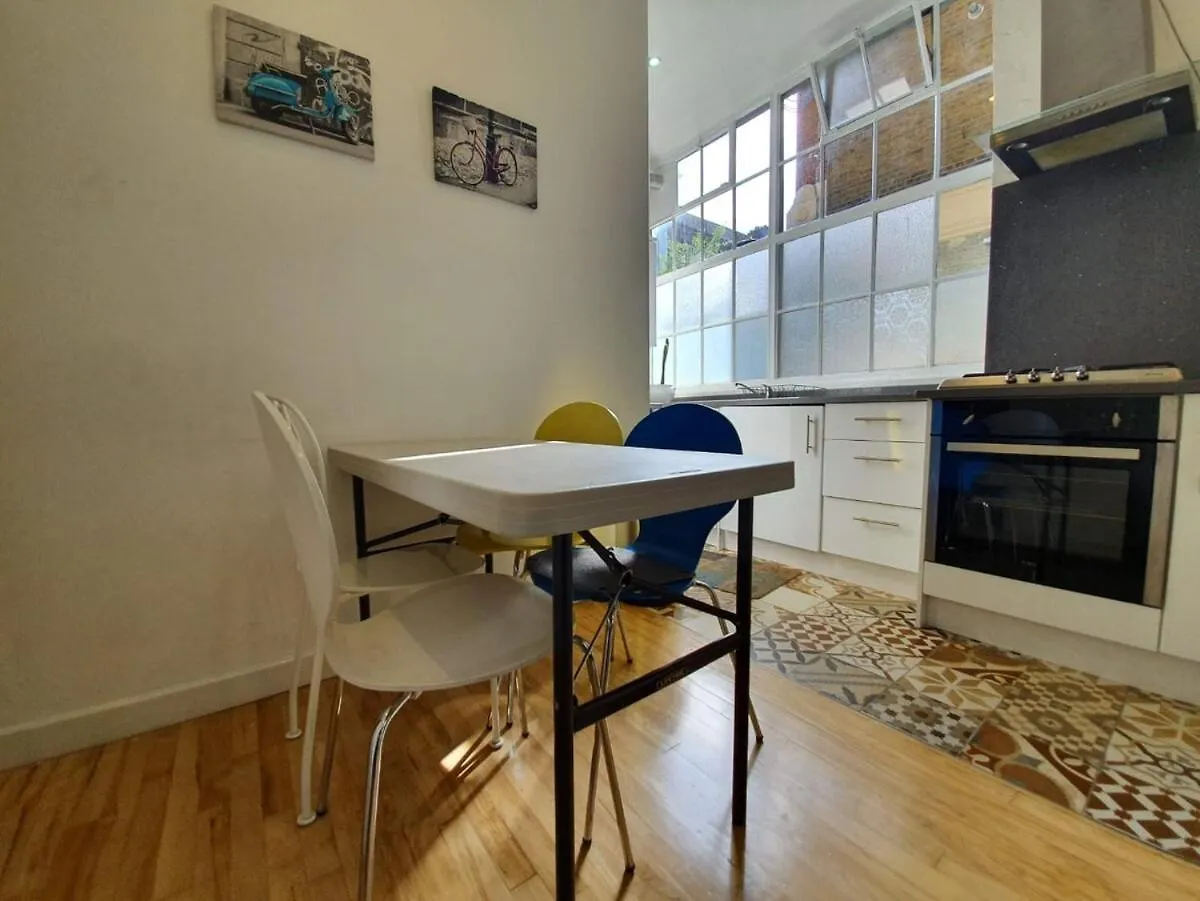 3-Bedroom Spacious Apartment In Shoreditch London