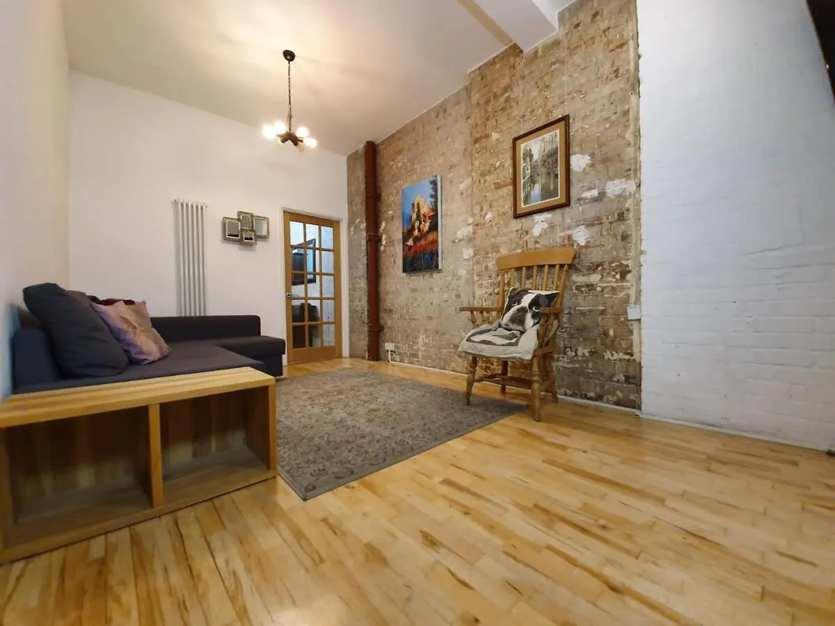 3-Bedroom Spacious Apartment In Shoreditch London